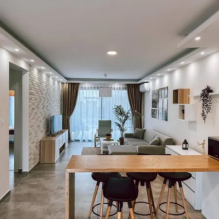 Apartment New Cozy Garden Pool & Terrace Near Sea For Up To 6 People *