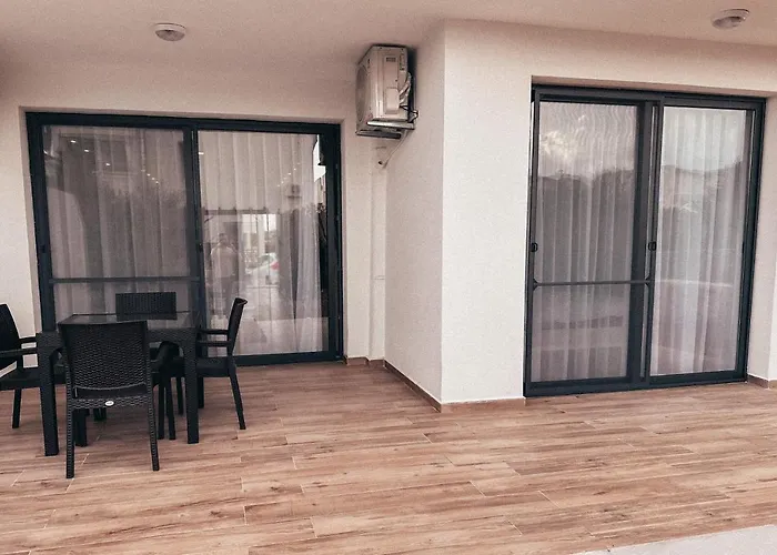 Apartment New Cozy Garden Pool & Terrace Near Sea For Up To 6 People *